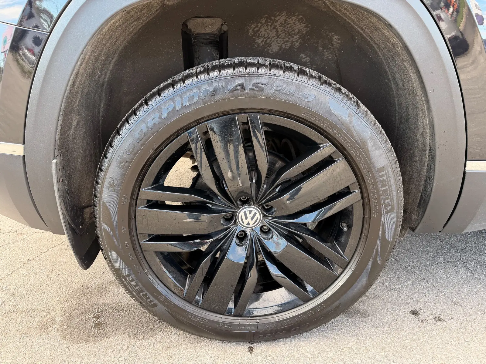 2019 Volkswagen Atlas 4Motion SEL Premium - 7 PASSENGER Black close-up of multi-spoke alloy wheel with Michelin tire and VW center cap.