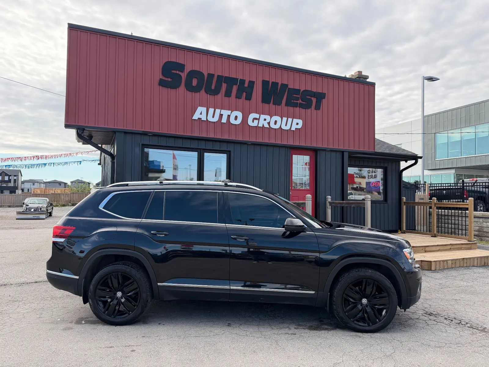 2019 Volkswagen Atlas 4Motion SEL Premium - 7 PASSENGER Black side profile view with black alloy wheels parked at dealership.