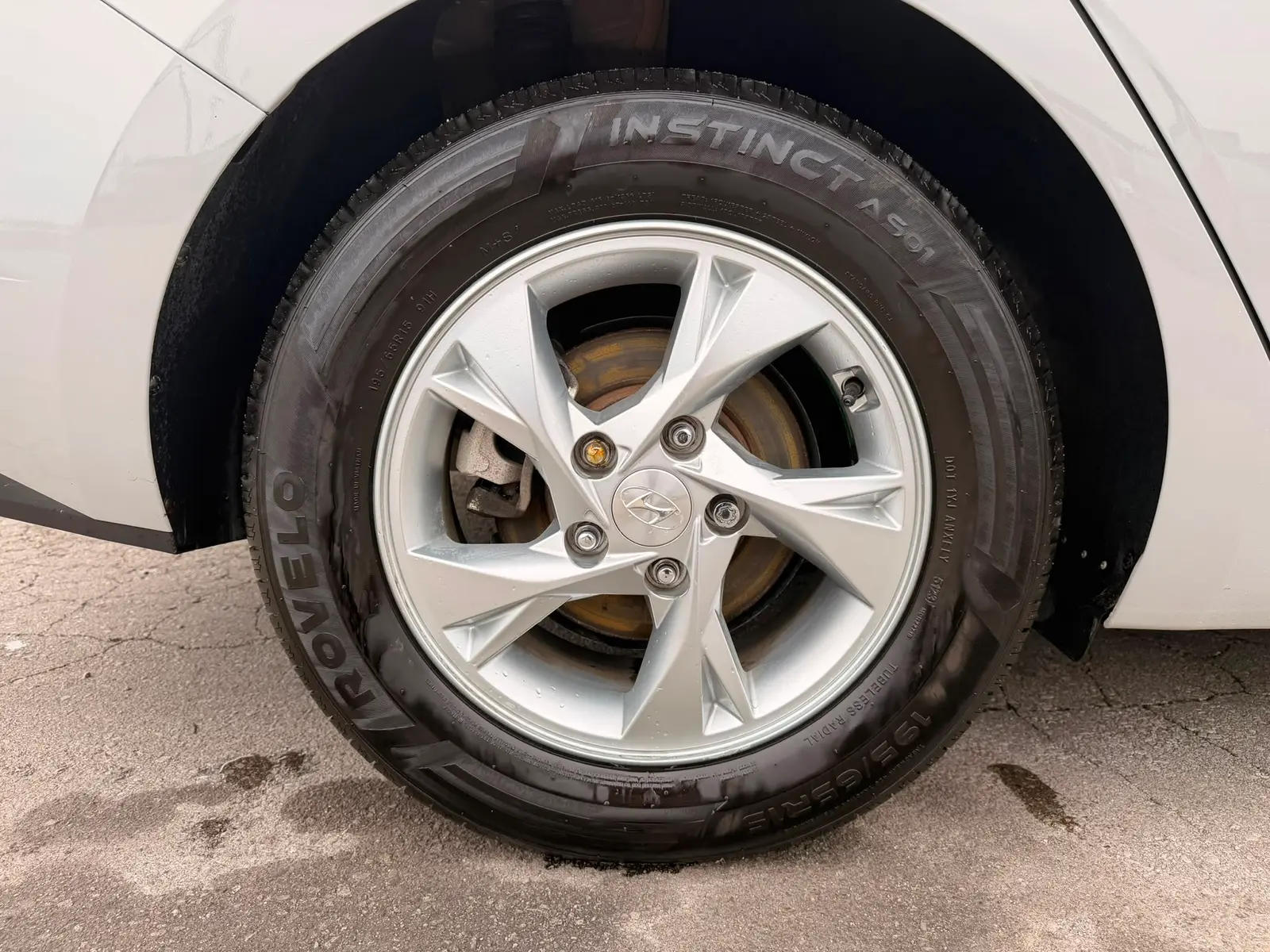 2022 Hyundai Elantra SEL Gray close-up of silver alloy wheel with Rovelo Instinct tires and gold brake calipers.